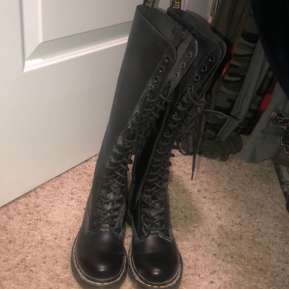 20 eyelet dr martens